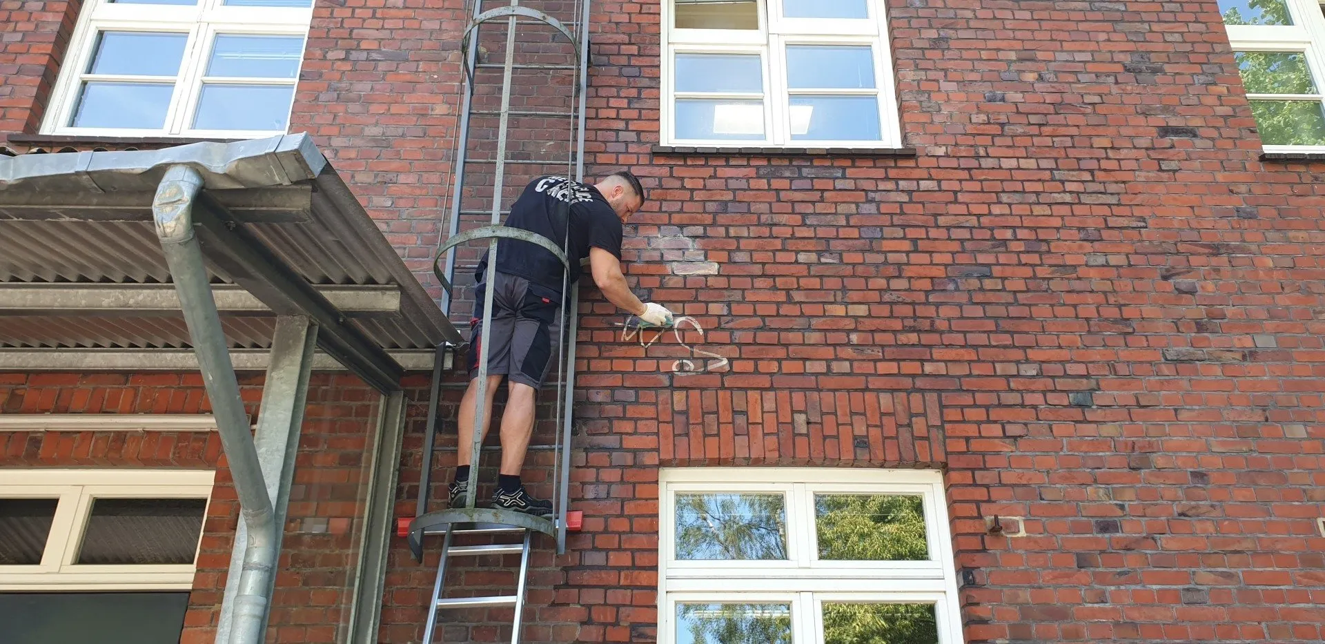 2 persons cleaning